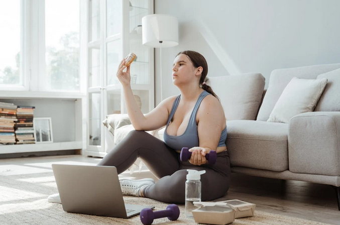 The Trainer’s Take on Nutrition: How They Guide You Without Acting Like a Dietitian